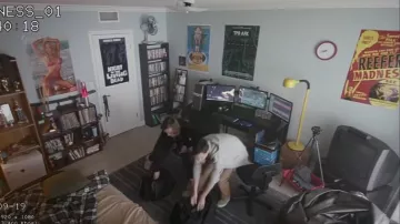 El póster de la película Reefer Madness visto en la habitación de Ethan (Logan Miller) en The Good Neighbor