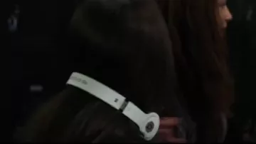 The headphones Beats by Dre white of Renee Yohe (Kat Dennings) in To write in her arms