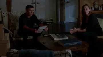 The book on Edward Hopper overview in Hasting in Pretty Little Liars S07E14