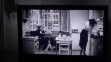 La película La mujer del año vista por Aria (Lucy Hale) y Ezra (Ian Harding) en Pretty Little Liars S01E10
