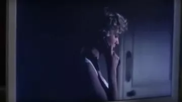 The film The crime was almost perfect that look Emily Fields (Shay Mitchell) in Pretty Little Liars S05E05