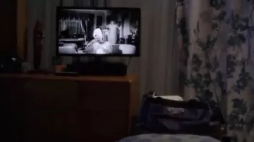 the film passengers of the night watch emily (Shay mitchell) and paige (Lindsey Shaw) on pretty little liars S04 E12