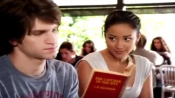 Le livre The Catcher In The Rye que lit Toby Cavanaugh (Keegan Allen) dans Pretty Little Liars S01E05