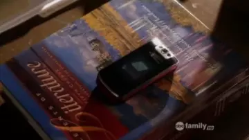 Le livre de littérature d'Ella Montgomery (Holly Marie Combs) dans Pretty Little Liars S01E20