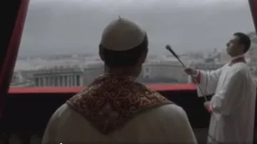The St Peter's Square, Vatican in The Young Pope S01E01 (Jude Law)