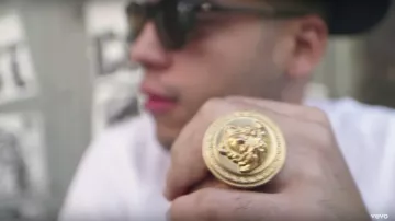 La bague Versace Greca and Medusa dans le clip Fire de Ayo