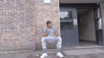 Les sneakers blanches Louis Vuitton de NOS dans le clip Dans ta rue de PNL