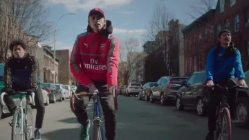 La veste de jogging Puma du club de football de Arsenal de Roméo Elvis dans le clip Tu vas glisser