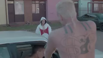The hoodie Tapout of Yolandi Visser in the movie clip Baby s on Fire Die Antwoord