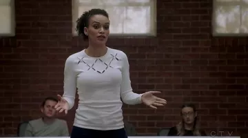 Le top blanc de Dayana Mampasi (Pearl Thusi) dans Quantico S02E03