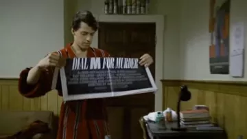 L'affiche du film Le meurtre était presque parfait que tient Morgan Steawart's (Jon cryer) dans Morgan Stewart's Coming Home