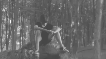 Los zapatos negros Converse Chuck Taylor All Star del niño en el video musical Annabel de Goldfrapp