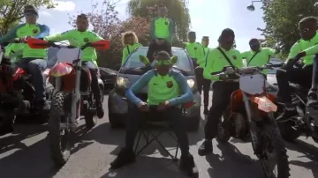 El nike neon tracksuit set de Timal del FC Barcelona en el 5º reportaje