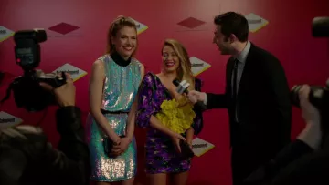 The dress floral pattern adorned with a big flower of Kelsey Peters (Hilary Duff) in Younger S04E01