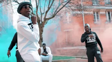 La parte inferior del chándal negro AFRO TRAP de MHD en el video musical de Roger Milla de MHD