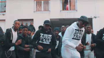 La sudadera con capucha negra AFRO TRAP en el clip de Roger Milla de MHD
