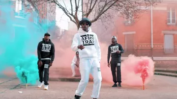 El pantalón blanco AFRO TRAP que lleva MHD en su vídeo musical de Roger Milla