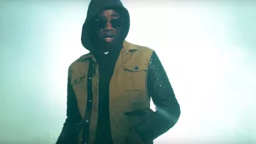 Sunglasses Ray-Ban Clubmaster MHD in her video clip Roger Milla