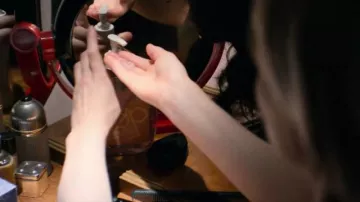 Le parfum Pasha de Cartier de Sheila (Gayle Rankin) dans GLOW S01E04