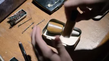 Le poudrier vintage Lancôme de Sheila (Gayle Rankin) dans GLOW S01E04
