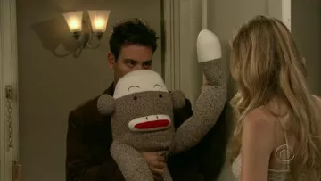 La peluche de l'ex de Ted Mosby (Josh Radnor) dans How I Met Your Mother S01E04