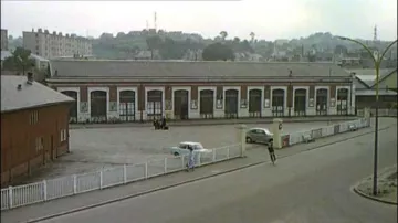 La gare de Cherbourg, Avenue Jean François Millet à Cherbourg-Octeville dans Les parapluies de Cherbourg