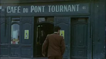 L'ancien Café du pont tournant au 48 Quai Caligny dans Les parapluies de Cherbourg