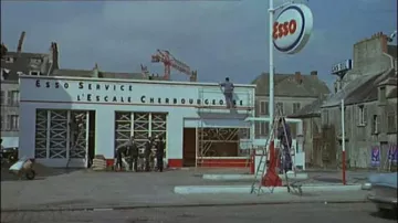 La Station service Esso au 78 Quai Alexandre 3 dans Les Parapluies de Cherbourg