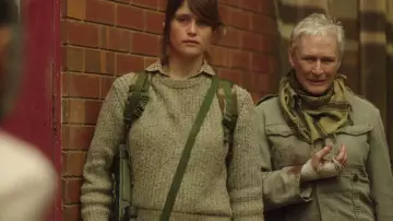 Le pull beige de Mademoiselle Justineau (Gemma Arterton) dans The Last Girl