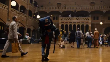 La Bourse d'Amsterdam aux Pays-Bas transformée en ancienne gare dans Sense8 S02E03