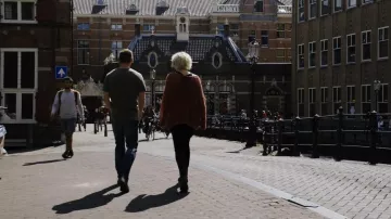 Le pont de Grimburgwal à Amsterdam présenté aux abords du Rijksmuseum dans Sense8 S02E04