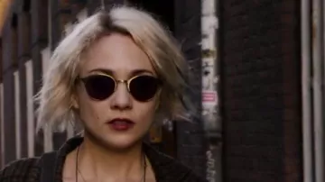 Les lunettes de soleil dorées de Riley Blue (Tuppence Middleton) dans Sense8 S02E03