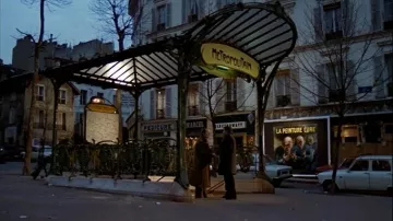 La Place des Abbesses de París en Le Locataire