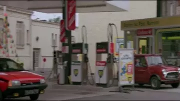The gas Station Avenue du Maréchal Joffre and Rue of the Pier at Chantilly in Dangerously yours