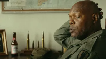 The bottle of Budweiser Preston Packard (Samuel L. Jackson) in Kong : Skull Island