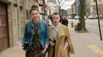 The trenchcoat Maggie (Debi Mazar) in Younger S04E02