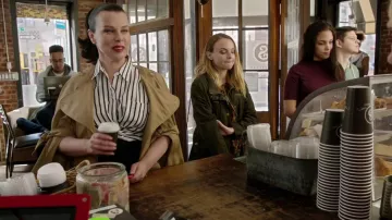The shirt crop top striped Maggie (Debi Mazar) in Younger S04E02