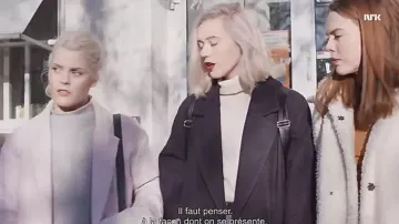 The black mantle of Noora Amalie Sætre (Josefine Frida Pettersen) in Skam S02E02