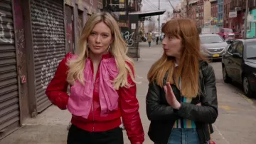 La veste en cuir avec nœud de Kelsey Peters (Hilary Duff) dans Younger S04E02