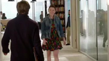 Vestido floral de Liza Miller (Sutton Foster) en Younger S04E02