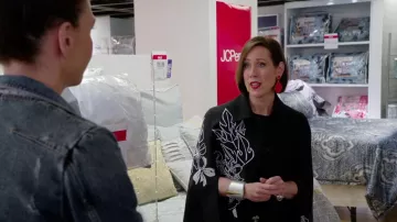 The coat-cape from Diana Trout (Miriam Shor) in younger S04E02