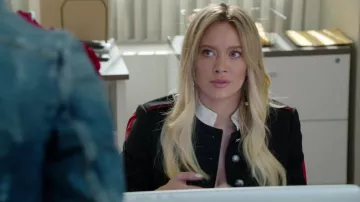 La veste style militaire de  Kelsey Peters (Hilary Duff) dans Younger S04E02