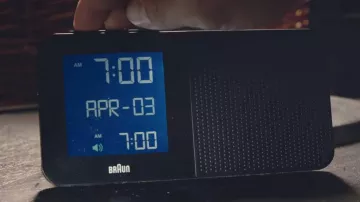 The radio-alarm clock Braun in the film 2:22