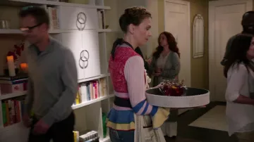 The sweaters in stripes of Liza Miller (Sutton Foster) in Younger S04E02