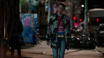 Le bomber / veste oversize à fleurs de Liza Miller (Sutton Foster) dans Younger S04E02