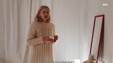 The sweater beige wool oversize of Noora Amalie Sætre (Josefine Frida Pettersen) in Skam S02E02