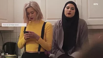 The turtleneck yellow Noora Amalie Sætre (Josefine Frida Pettersen) in Skam S02E01