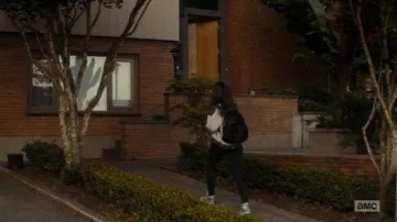 Les Converse bleues fleuries de Alicia Clark (Alycia Debnam-Carey) dans Fear The Walking Dead S01E02