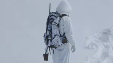 The backpack Badlands camouflage white Cory Lambert (Jeremy Renner) in Wind River