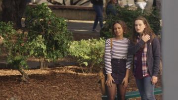 The skirt of Jessica Davis (Alisha Boe) in 13 Reasons Why S01E02